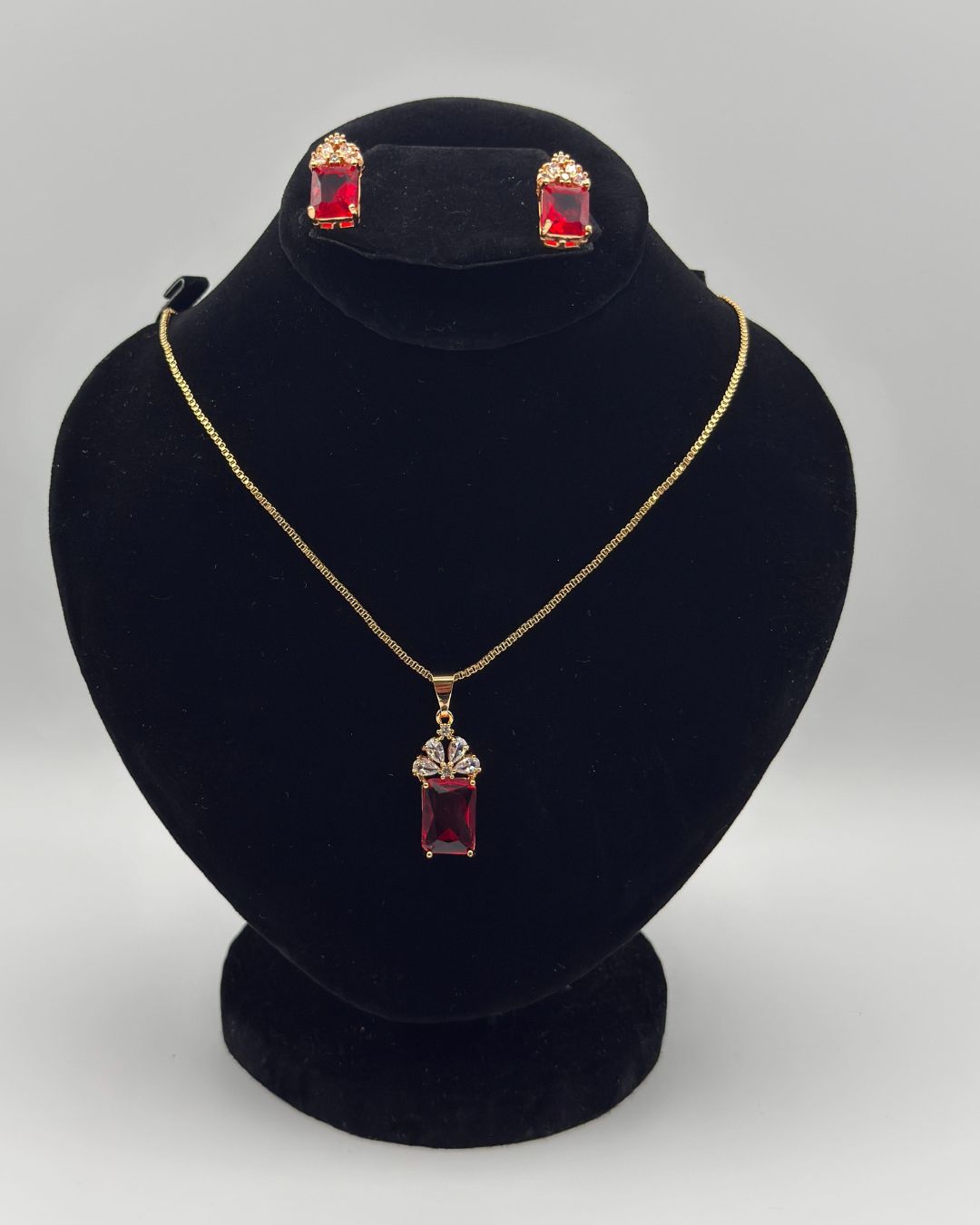 Gold-Red Stone Pendant & Stud Earrings Locket Set