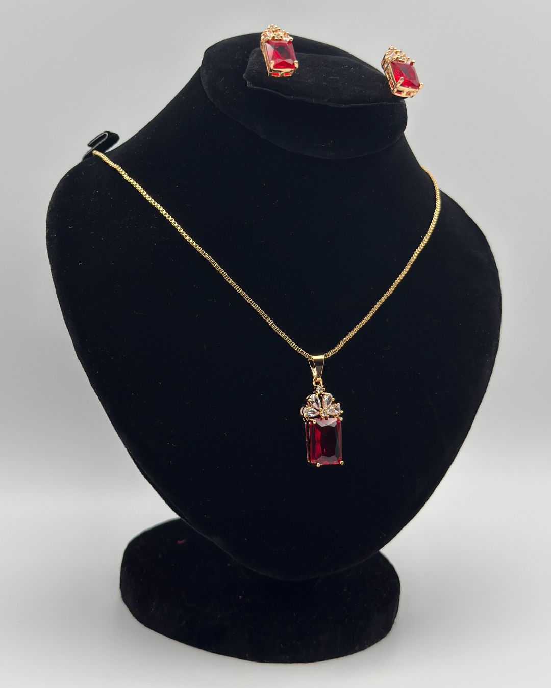Gold-Red Stone Pendant & Stud Earrings Locket Set