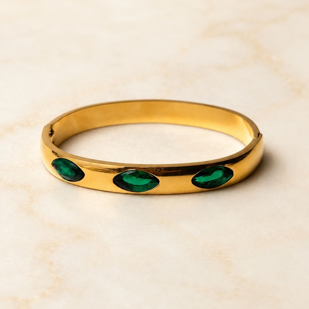 Gold bracelet with emerald green stones from Zurein